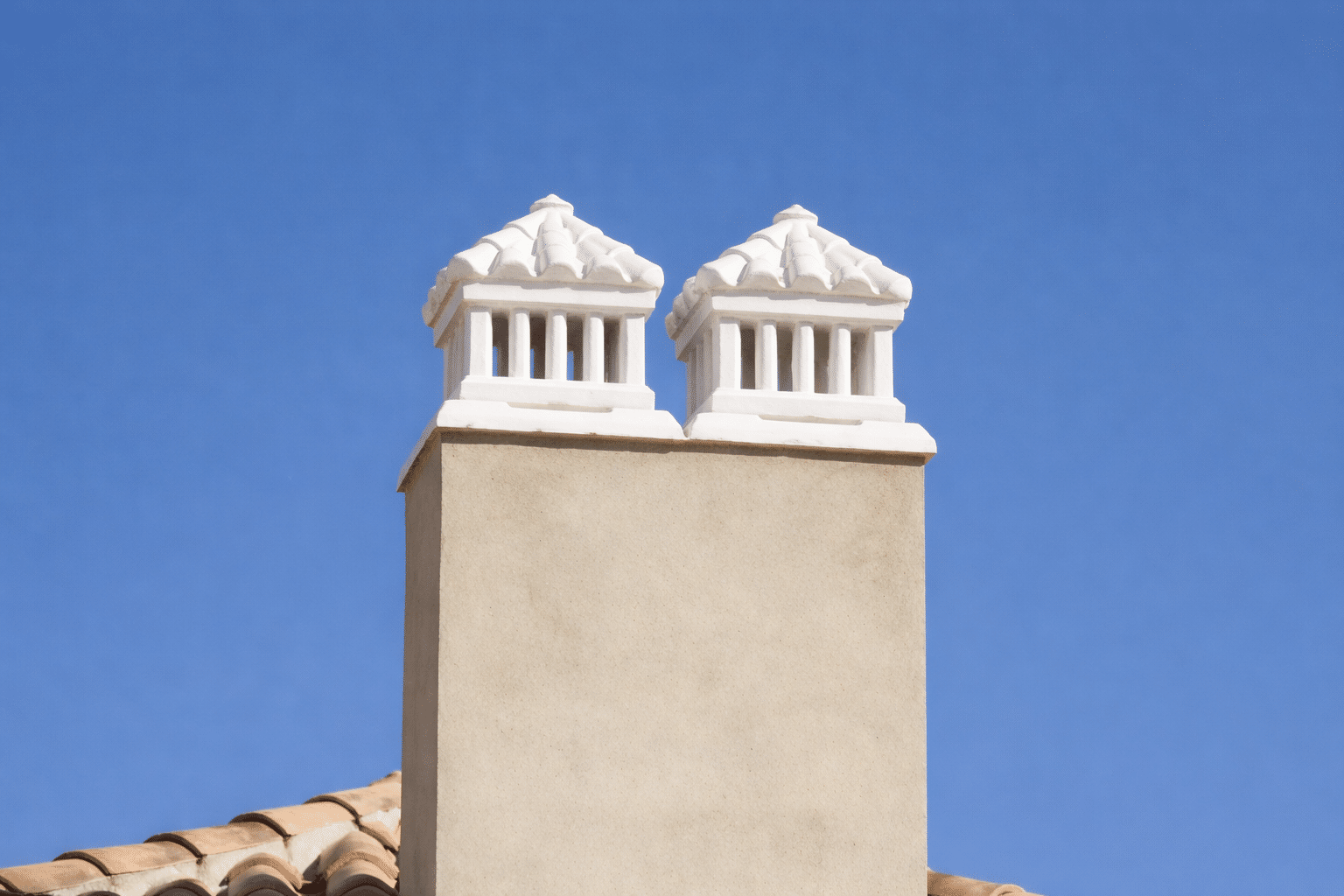 Chimenea decorada contra el cielo azul