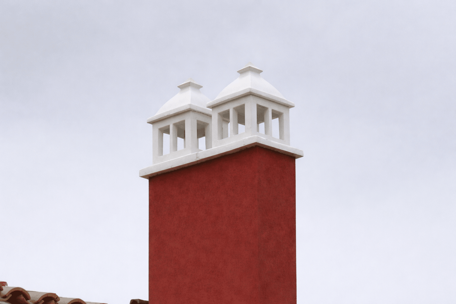Chimenea roja y dos adornos blancos